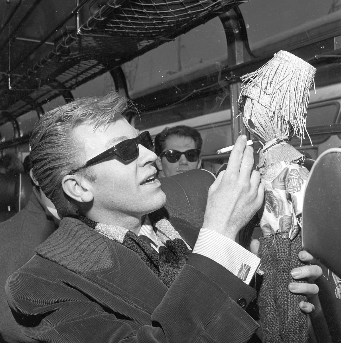 Skuespillere fra "West Side Story" sitter i en buss. Fotografert 04.04.1962