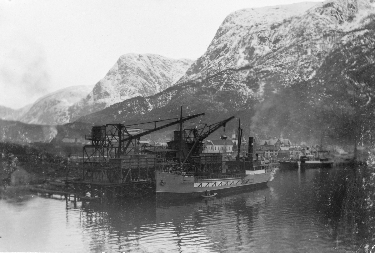 Båten "Thorsby" ved kaianlegget til Oddafabrikkane. Kraftmuseet