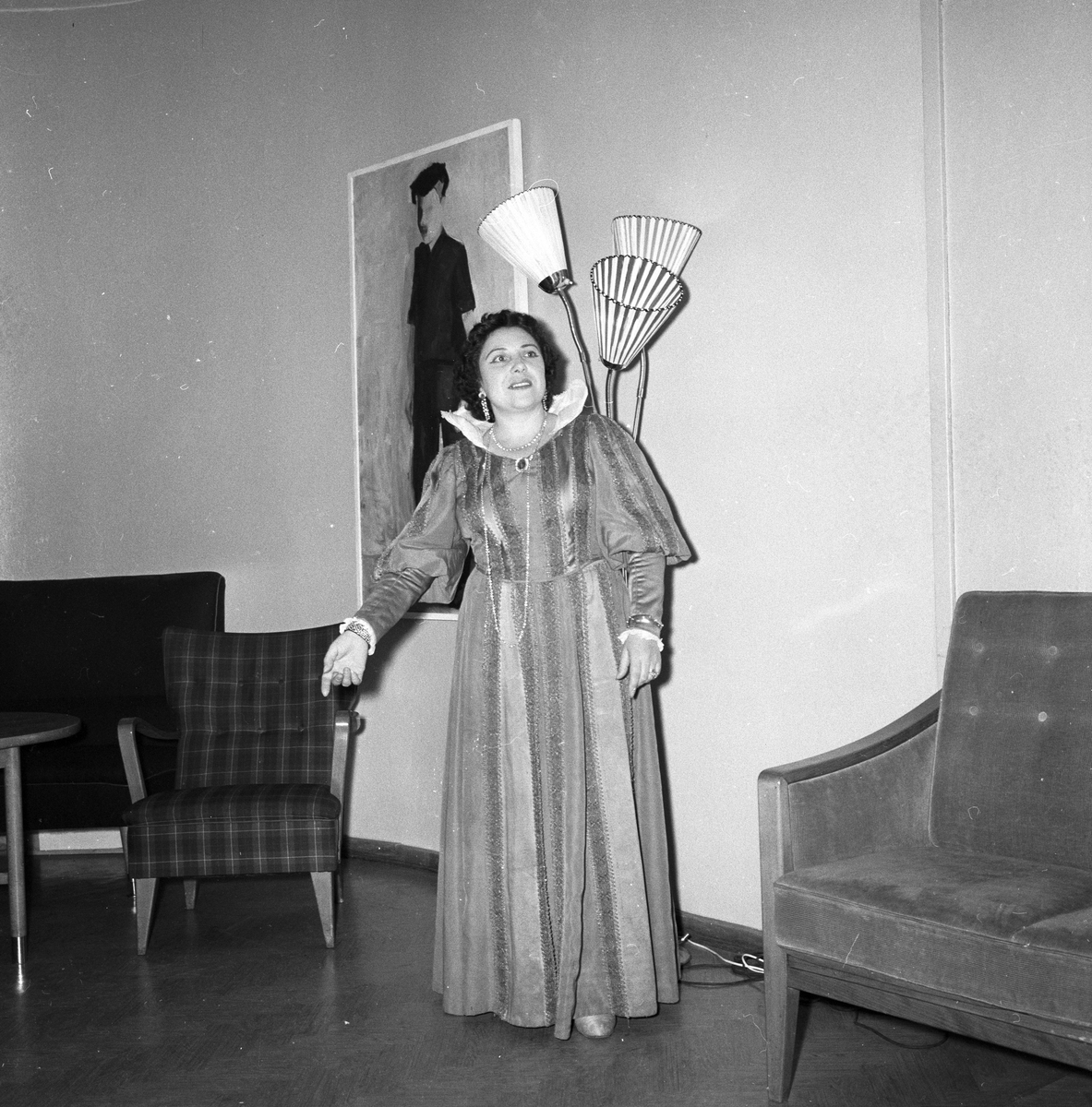 Kvinne ikledd kostyme, operasangere. Italiensk opera i Oslo. Fotografert 1958.