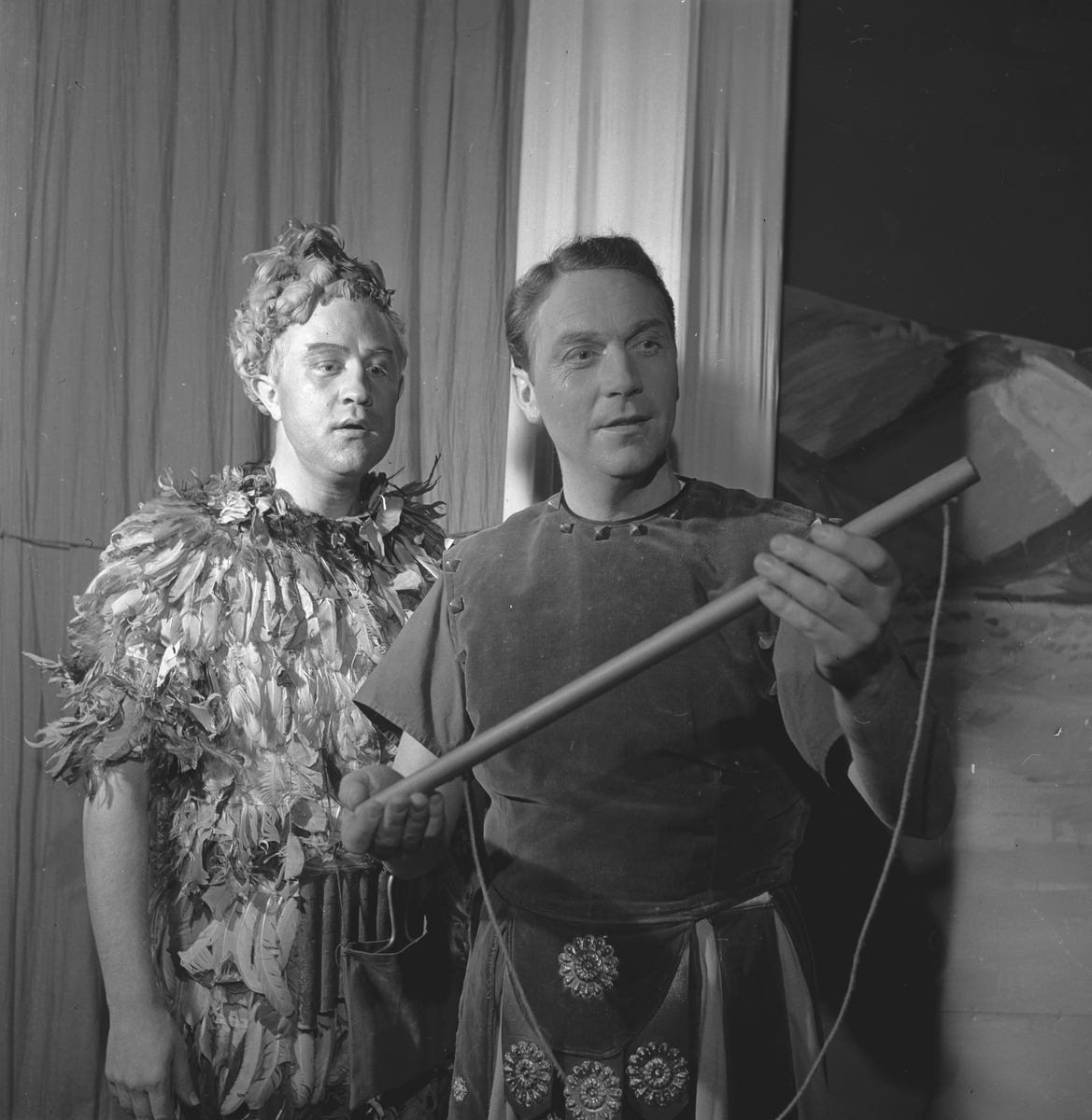 Oppsetningen av operaen "Tryllefløyten" på Edderkoppen. Mannlige sangere på scenen. Fotografert 14. november 1953.