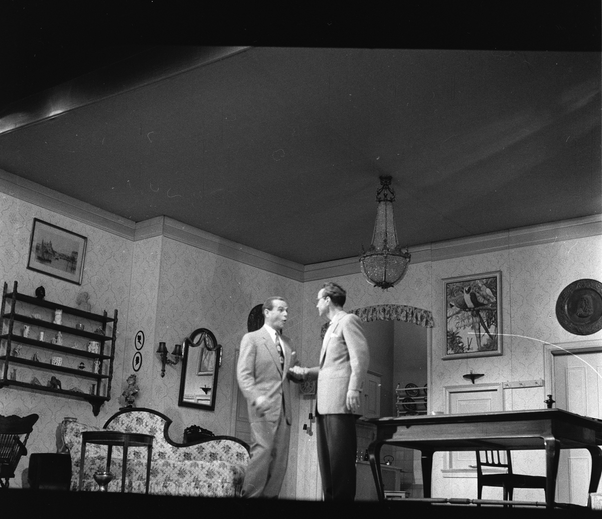 Oppsetning av "Begge eller ingen" på Centralteatret. Flere skuespillere sammen på scenen. Fotografert 21. september 1956.