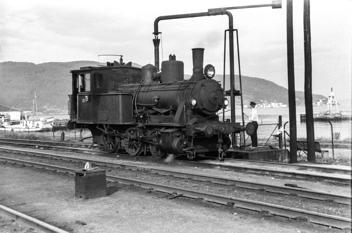 Damplokomotiv type 25a nr. 259 ved vannstenderen på Trondheim stasjon.