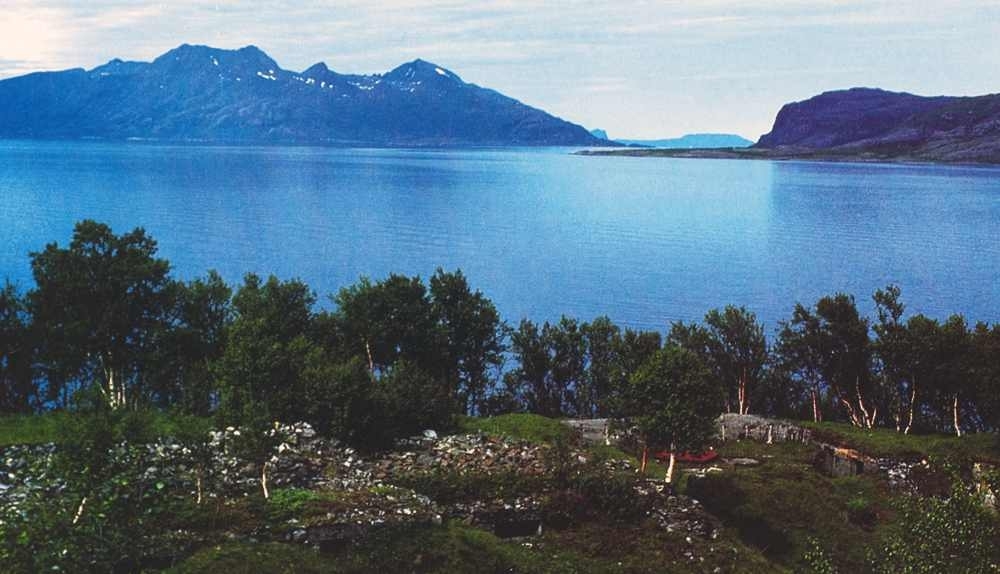 Leirfjord, Fagervika, Bruneset. Bildet er tatt fra festningens kommandoplass og viser noe av festningsanlegget fra 2. verdenskrig, og utsikten mot skipsleia.