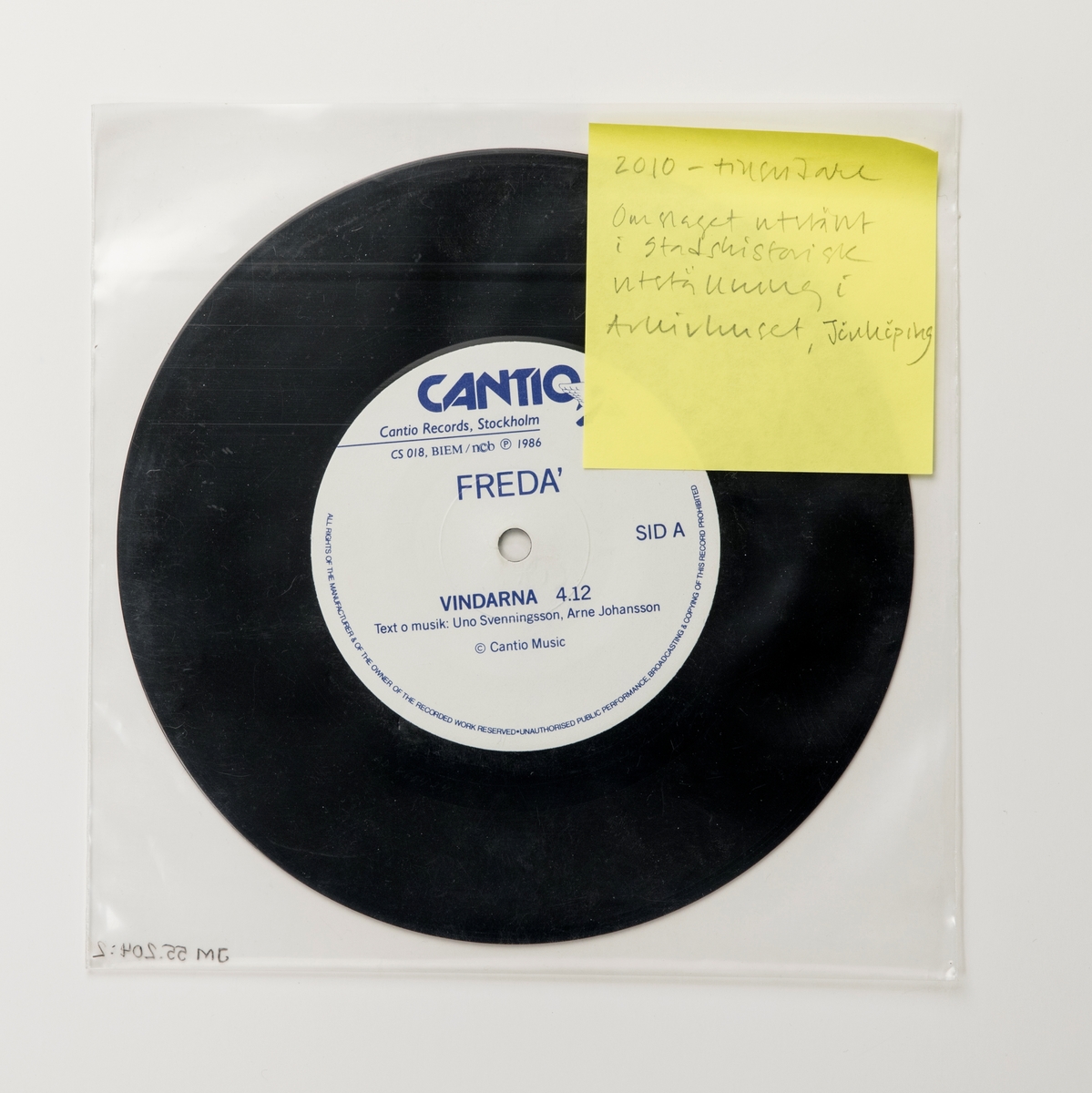 Singel-skiva av svart vinyl med vit pappersetikett, i omslag av papper, i plastficka.

Innehåll
Sid A: Vindarna
Sid B: I sanningens magi

JM 55204:1, Skiva
JM 55204:2, Plastficka