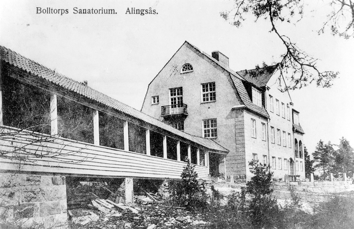 Vykort som visar den långa verandan, till vänster, som sträcker sig upp mot Bolltorps sanatorium.