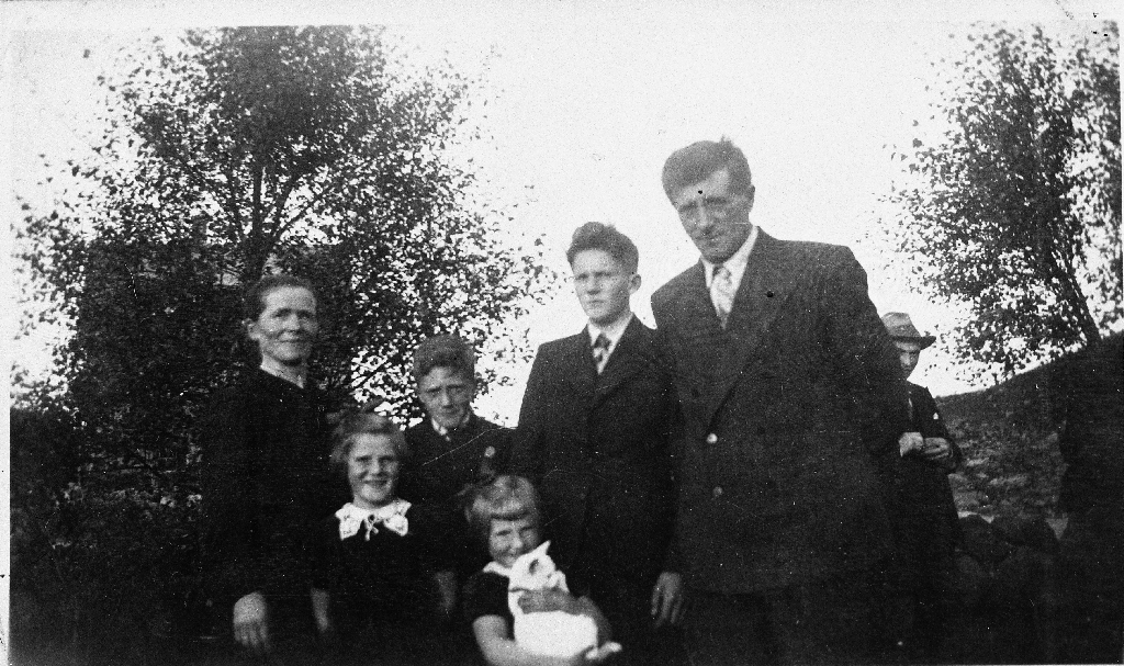 Trygve Kalberg sin konfirmasjonsdag. F. v. Klara (1895 - ), Karla g. Holta (1932 - ), Torleiv (1928 - ), Kjellaug g. Sivertsen (1935 - ), Trygve (1925 - ), Tønnes Kalberg (