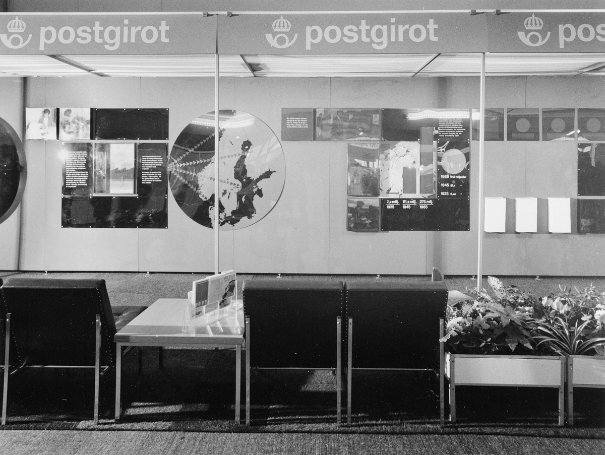 Postbanken presenterade nyheter från postgirokontoret i en 18 meter
lång monter, illustrerande bl a framstegen på det kontors-tekniska
området.