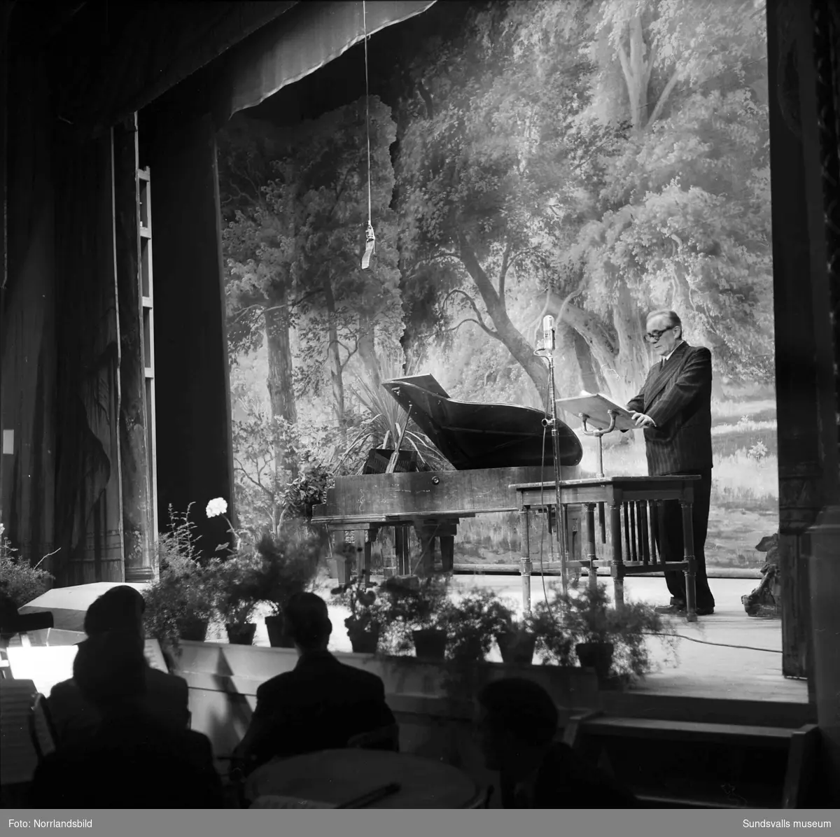 Soare på Sundsvalls teater i samband med Norrlandsförbundets årsmöte 1953.