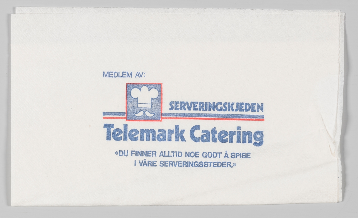 En kokkehatt og reklametekst for Telemark catering og byen tak i solnednngen og en reklametekst for Cafè Deichman.