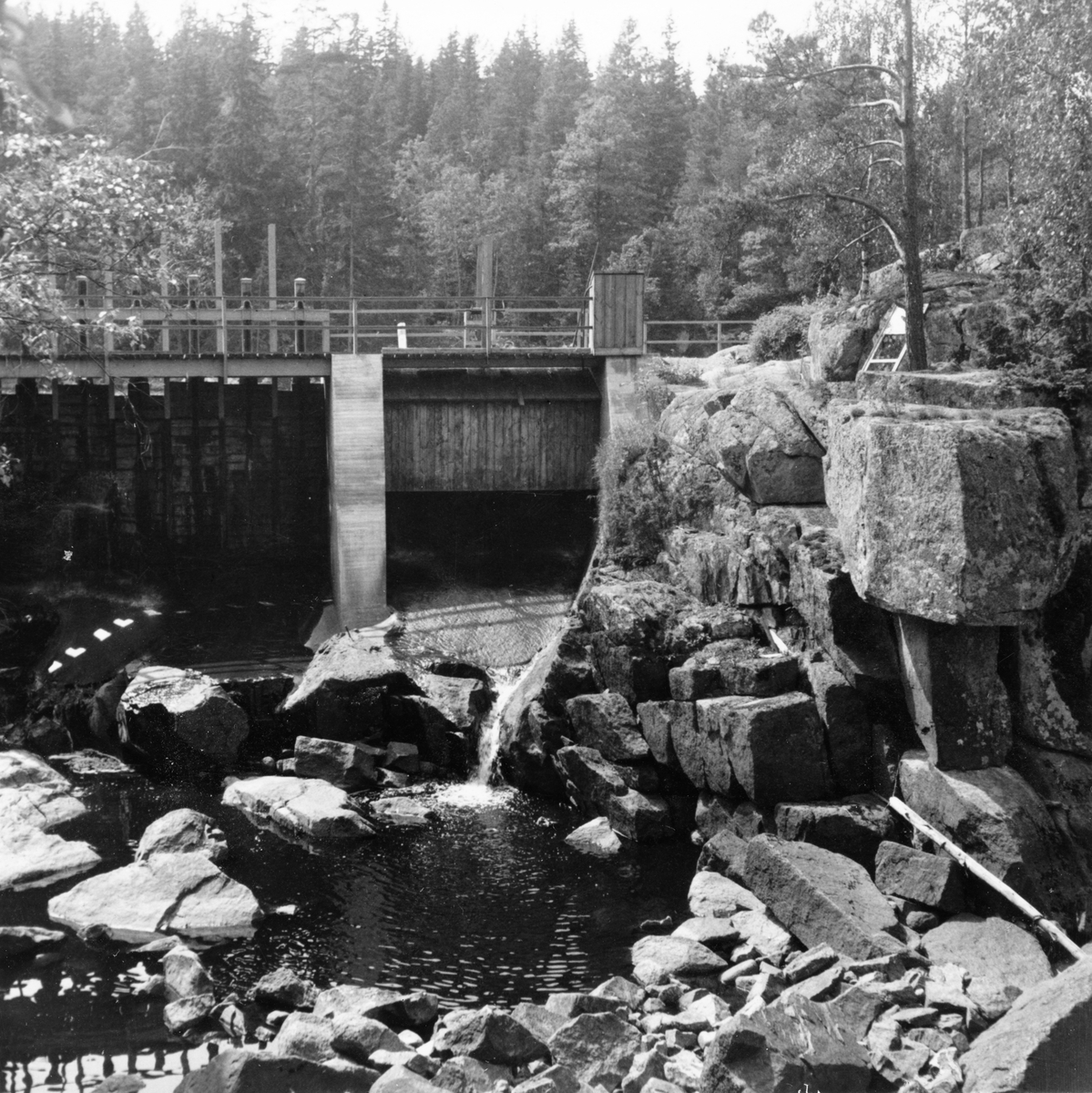 Årännan i Thurefors, Vetlanda. En del av bergsklyftan där fallet tidigare forsade. Dammen tillhör kraftstationsanläggningen.