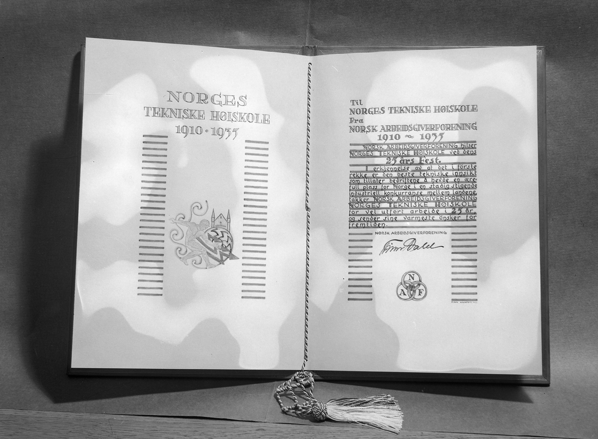 Norsk Arbeidsgiverforenings adresse til NTHs 25-årsjubileum laget av bokbinder H.M. Refsum i Oslo