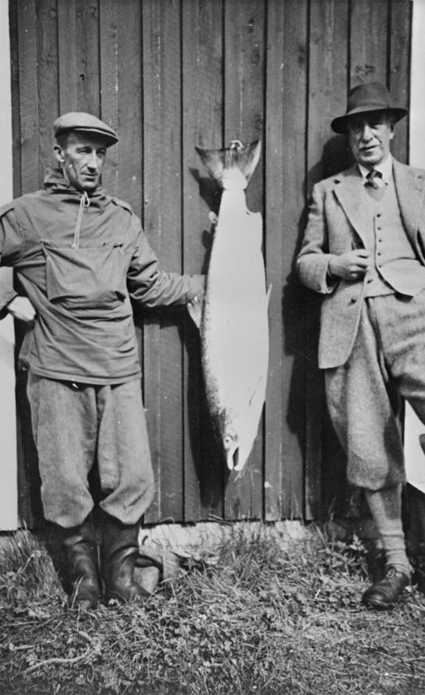 Roeren Knut Forsjord og engelsk sportsfisker flankerer stor hannlaks. (engelskmannen er ikke farrer eller cotton).