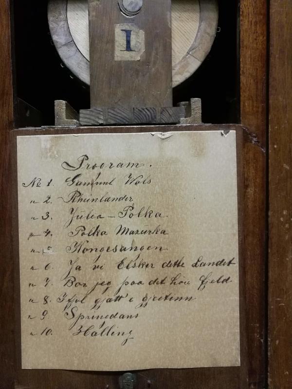 Programmet på en av rullene består av 10 «låter» skrevet med sirlig håndskrift. Foto: Ringve Musikkmuseum (Foto/Photo)