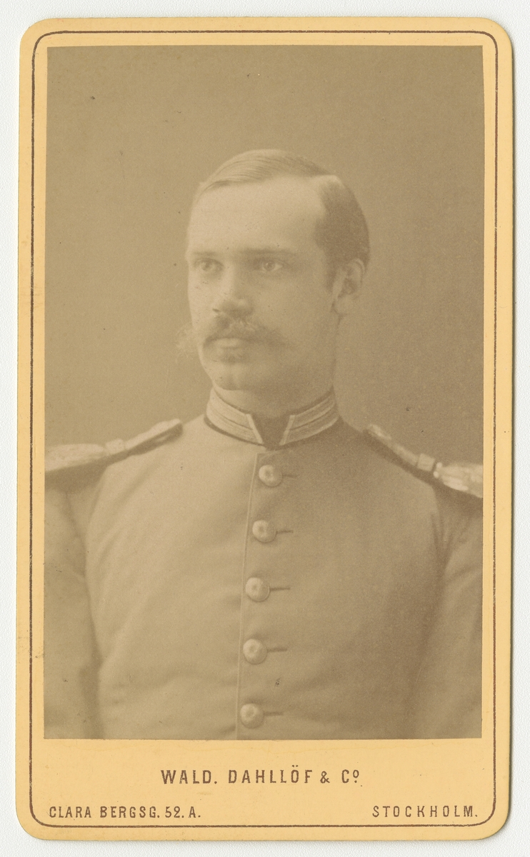 Porträtt av Thomas Nyström, officer vid Fortifikationen.

Se även bild AMA.0009654 och AMA.0009672.