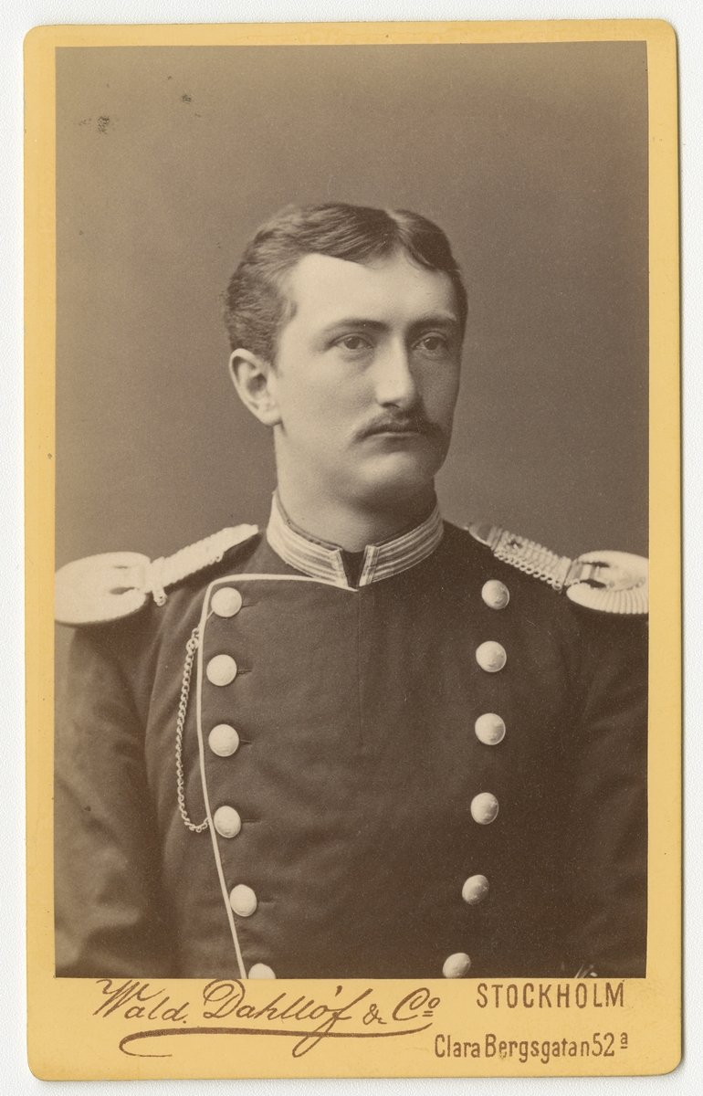Porträtt av Per Adolf Emil Mohlin, officer vid Första livgrenadjärregementet I 4.

Se även bild AMA.0005550 och AMA.0021770.