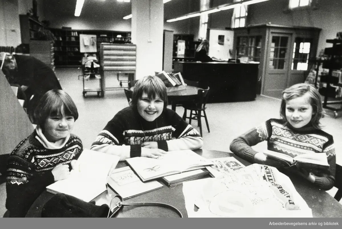 Deichmanske Bibliotek. Grønland filial. Fra v.: Heidi Kirkesjølung, Frank Jensen og Ingun Lie. Februar 1979