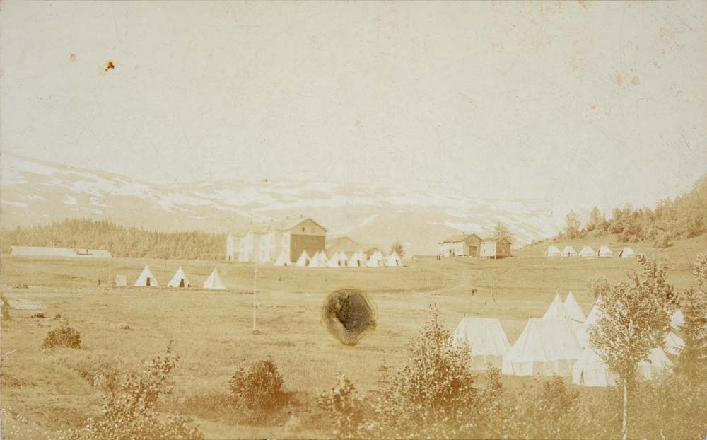 Postkort av Saltenbrakka og området rundt ved Drevjamoen militærleir. Flere telt står oppslått.