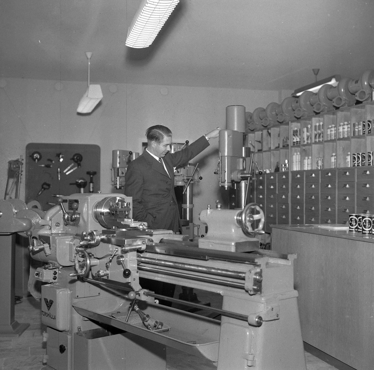 Maskinfirma på Rudbecksgatan.
November 1956.