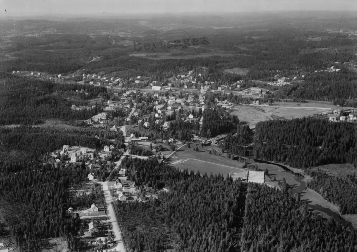 Flygfoto över Gnosjö i Jönköpings län. Nr L 672.