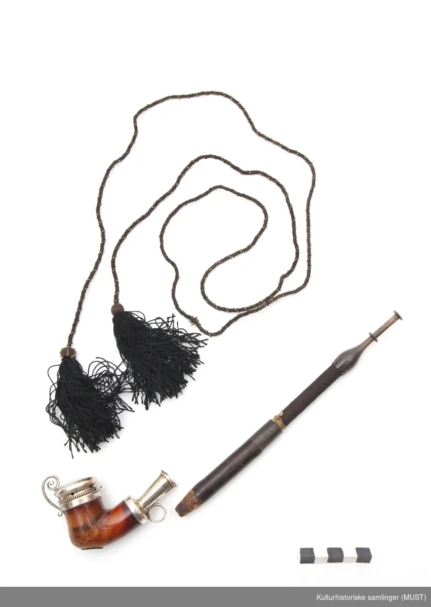 Pipe i 3 deler: pipehode, munnstykke og tråd for oppheng.