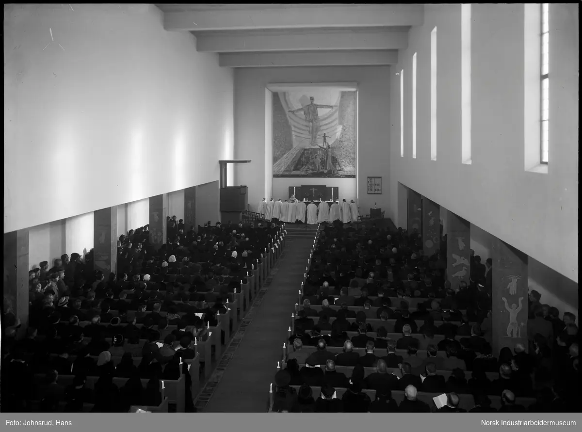 Kirkeinnvielsen av Notodden Kirke 1938. Gundstjeneste i kirken.