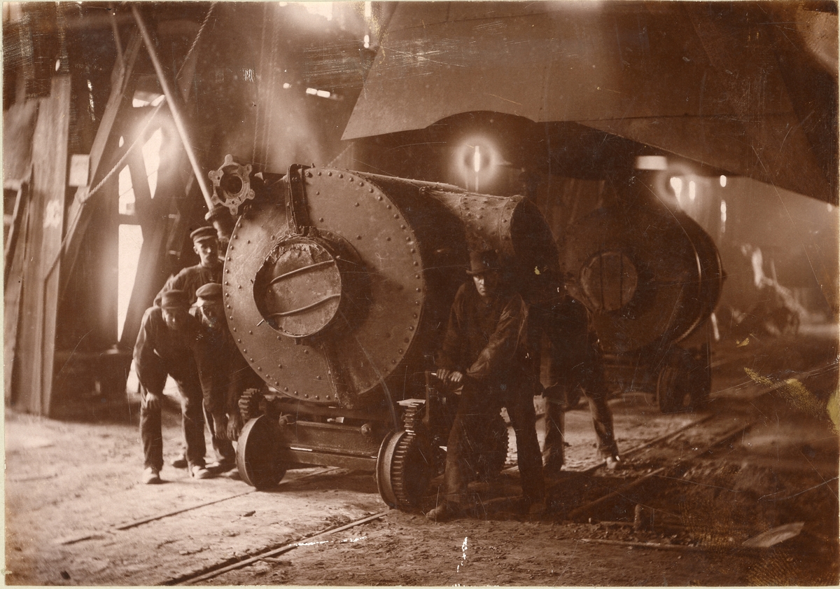 Interiør med to konvertorovner fra smeltehytta på Røros ca. 1900