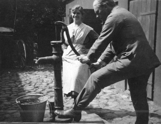Ingeborg og Hjalmar Bull ved vannpumpa. 