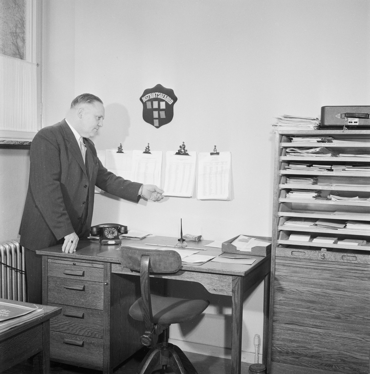 Man på kontor, Trygg-Fylgia, Uppsala, mars 1952