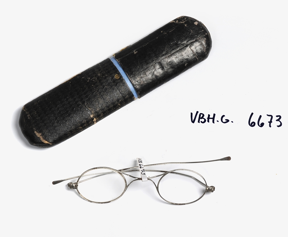 Form: Flat sylinderf. futteral, spinkle briller
