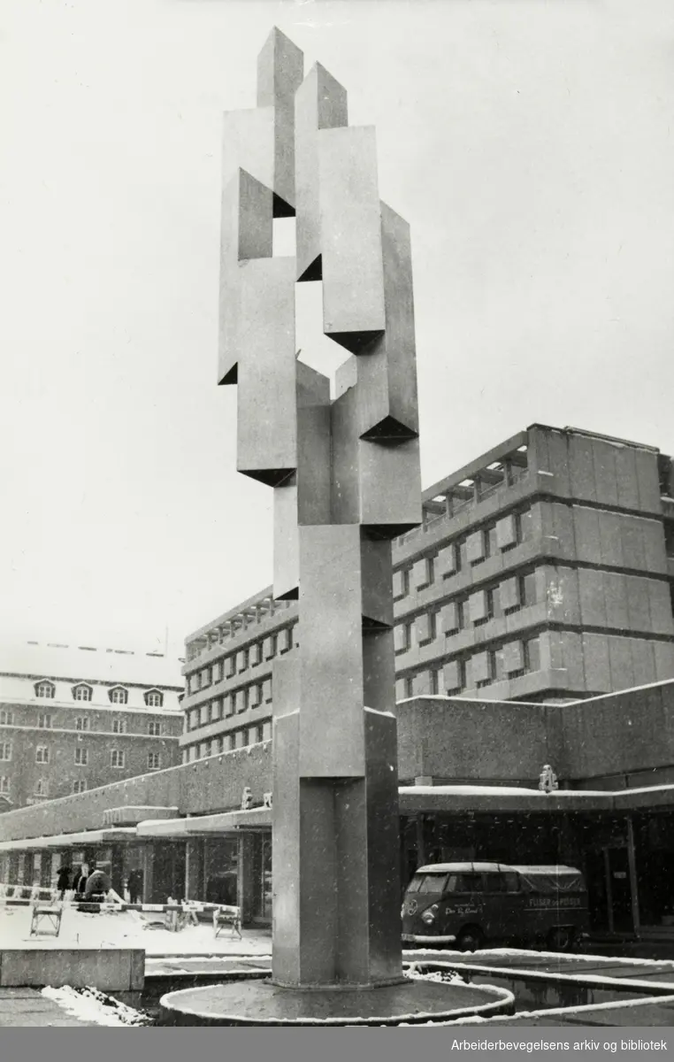 Drammensveien. Den 13 meter høye skulpturen av aluminium ble reist foran Indekshuset. 20. januar 1969