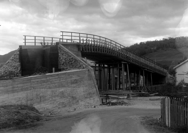 Bro over jernbanen på Halsøy under bygging.