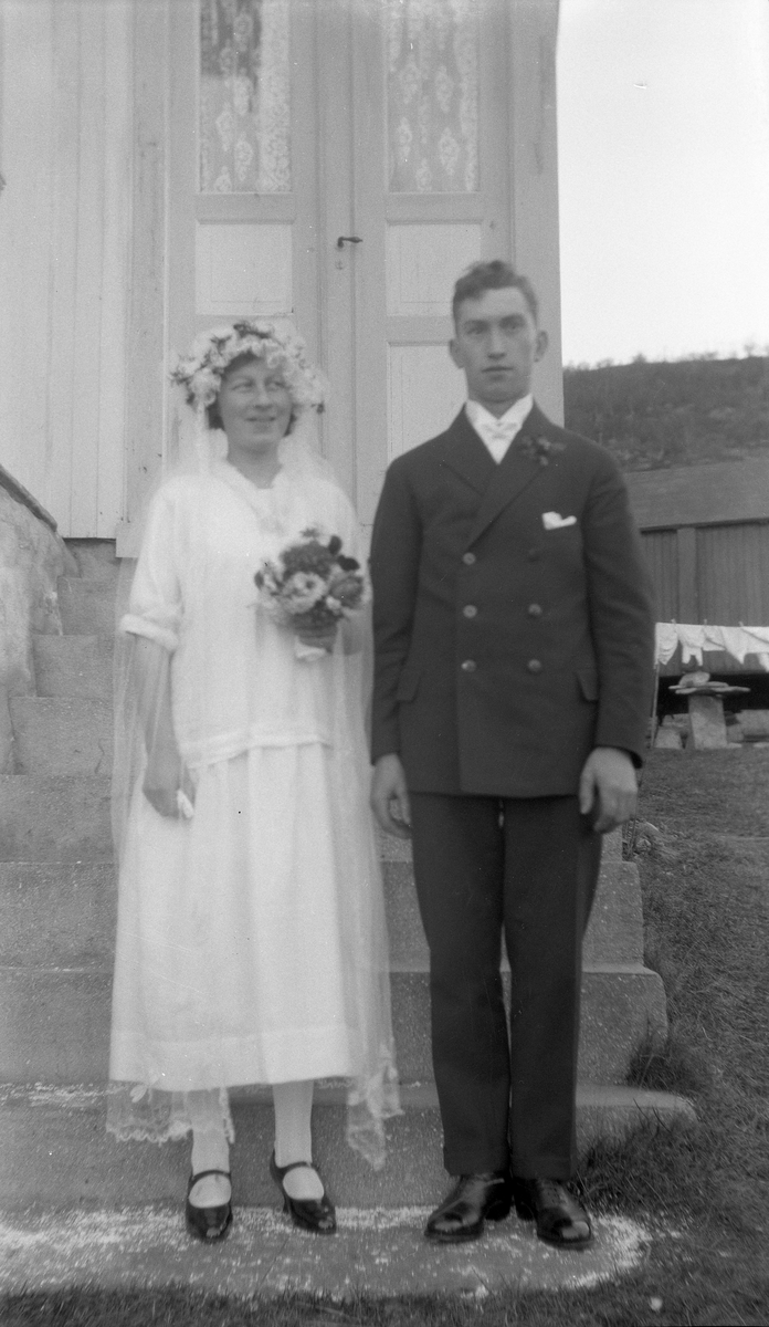 Bryllupsbilde av Oline og Bjarne Nilsen.
