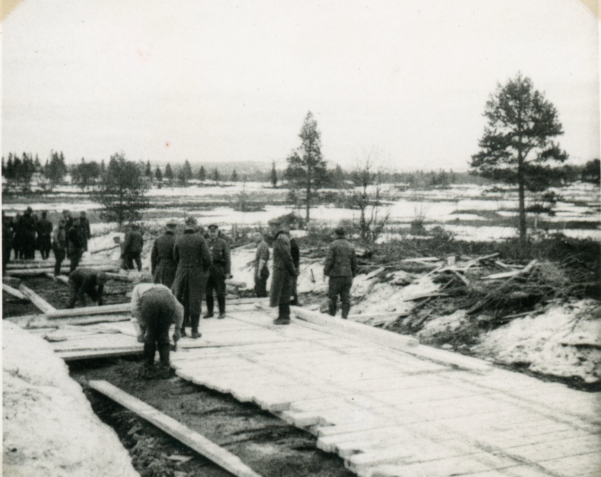 Vegen repareres med plank ved Klanten 9 mai 1940 av tyske soldatar.