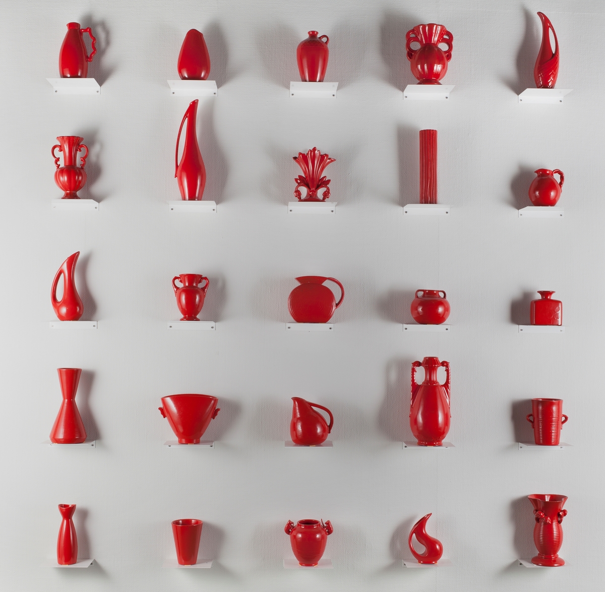 Vegginstallasjonen består av 25 rødlakkerte keramiske vaser i ulike former stående på hver sin metallhylle. Vasene er readymades, altså funnede objekter, som kunstneren har brennlakkert. Transformasjonen gjør at kun vaseformene står igjen, mens individuell glasur, farge og eventuelt motiv er gjemt bak den nye, monokrome, blanke overflaten. Alle vasene har ulik form, og viser formmessig tilbake til flere tusen år med kunst- og designhistorie - feks til de klassiske greske amforaene. I følge kunstneren er de faktiske objektene funnet i antikvitetsbutikker og loppemarkeder, og er antakelig laget i løpet av de siste 100 år.