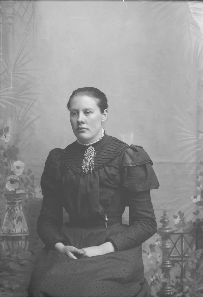 Portrett, brystbilde, Ragnhild Haugen