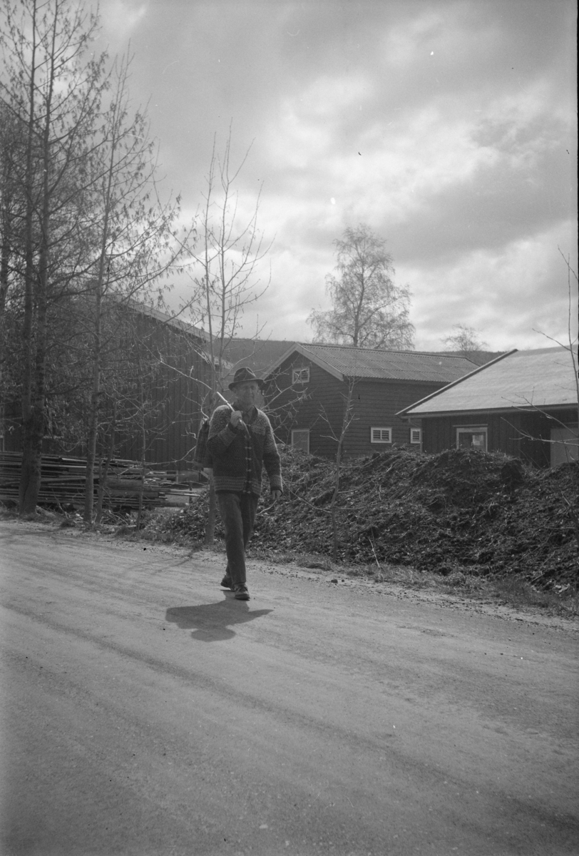 Bjarne Finholt spaserer på landevegen i Forsetgrenda, Vestre Gausdal
