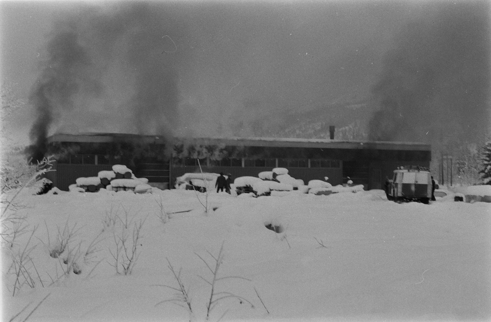 Båtfabrikken Nord Polar i Drevvatn i brann 23. okt.1973.
Røyk siver ut fra fabrikken.