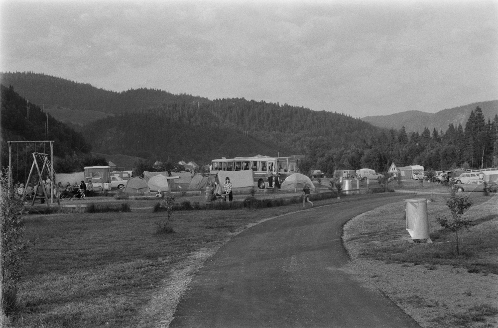 Kippermoen Camping 1972. Oversikt over campingplassen med turister.