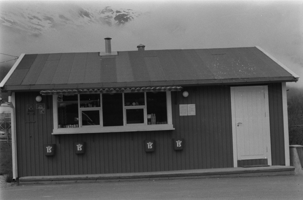 Kippermoen Camping våren 1975.
Resepsjonen, Øyfjellet med snø i bakgrunnen.