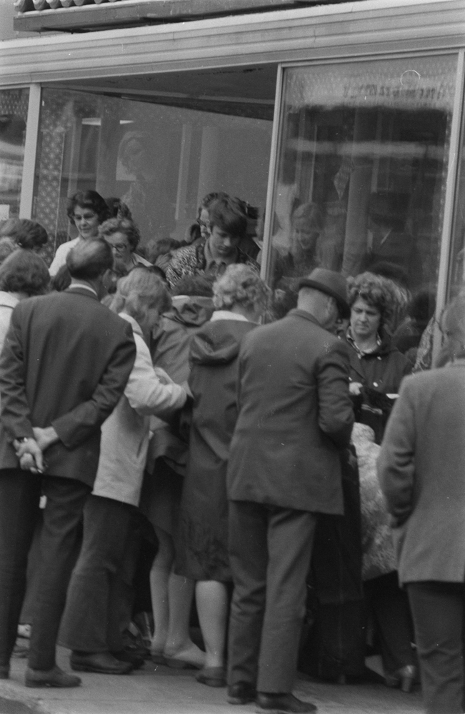 Salg på klesforretningen til Klara Baadstø høsten 1972, lang kø.