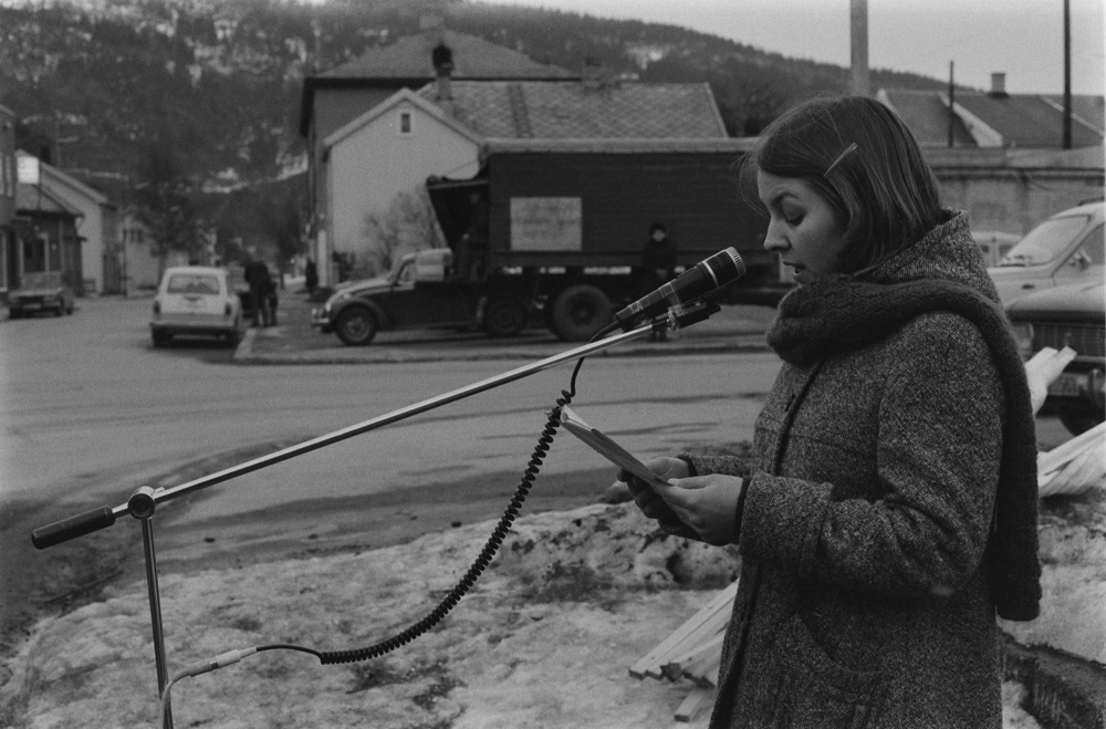 Kvinnedagen 8.Mars 1975. På torget, tale. I krysset Strandgata/petter Dassgt. vi ser oppover Petter Dassgt.
