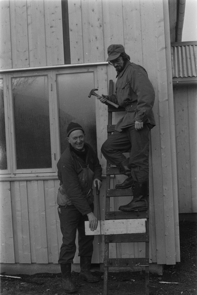 Soldater ved IR 14 i Mosjøen.
Menig Roy Laberg og Arthur Reinholdsen arbeider med hammer og sag.
