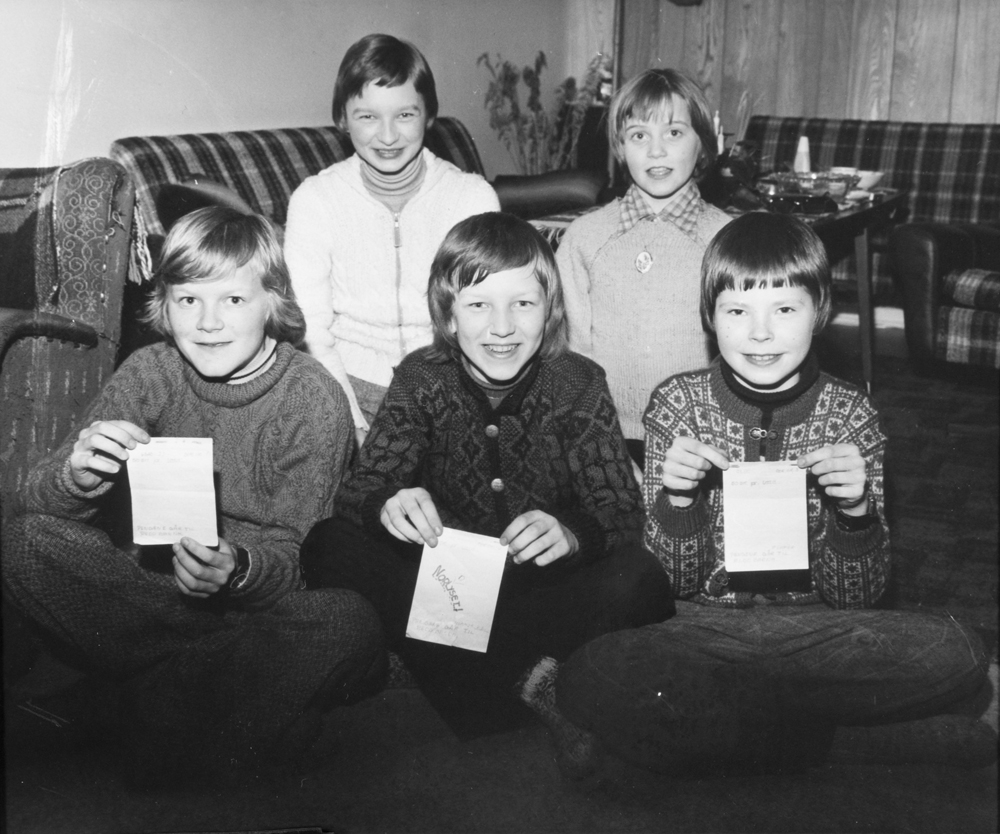 Redd Barna -aksjon. Klubben "Nordlys" Drevvatn.
Fra venstre Rolf Solheim, Wenche Jakobsen, Øivind Jakobsen, Elise Olsen og Vidar Drevvatn.