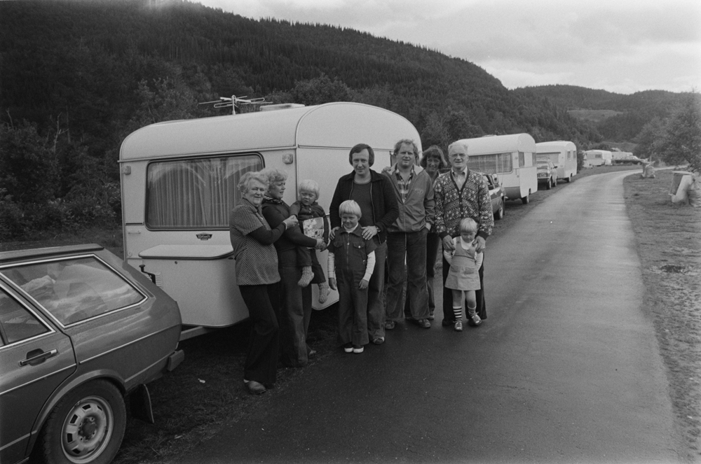 Turister i Mosjøen 1977. Foran bil med campingvogn på Kippermoen Campingplass.