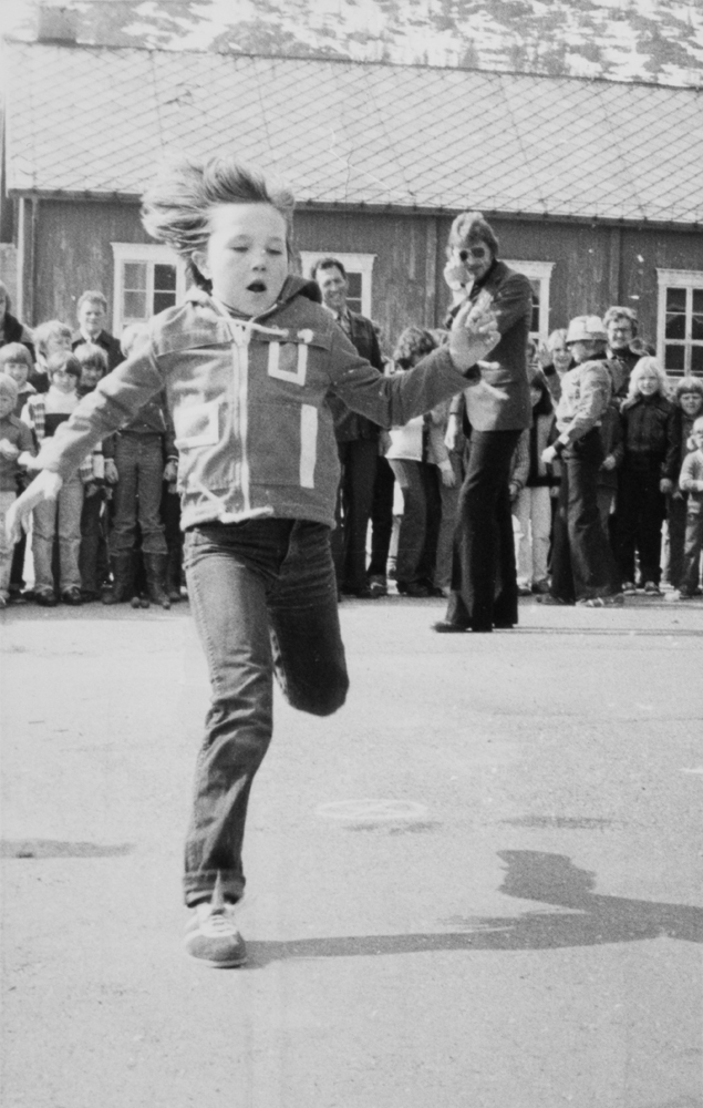 1.Mai i Mosjøen, fra gymnasplassen. Konkurranser, barn som løper.