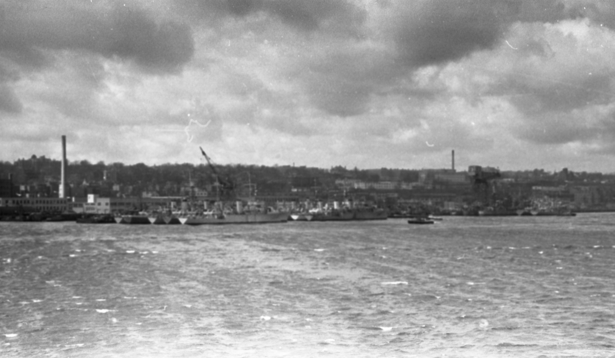 Krigsskip i havnen. Halifax i bakgrunnen. Suderøy på vei til fangstfeltet.