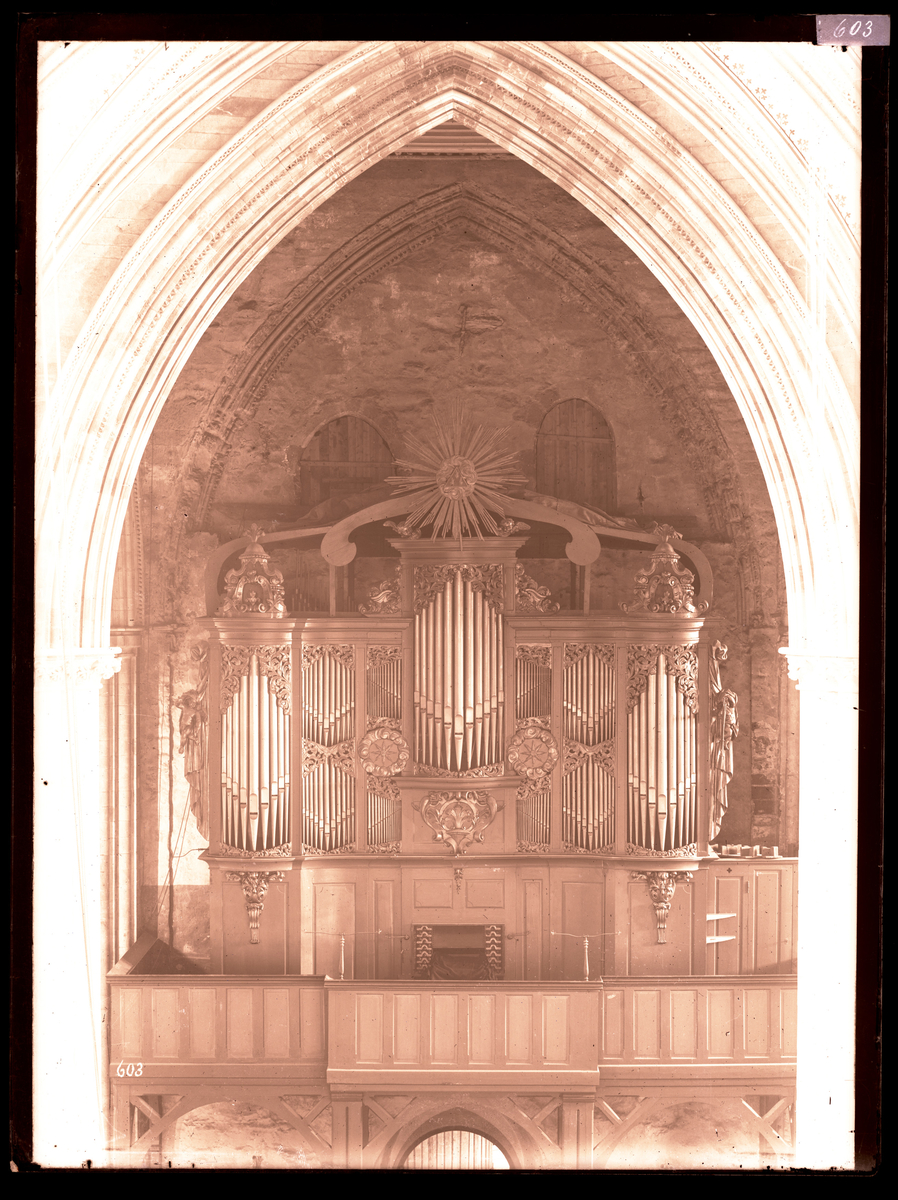 Wagnerorgelet i tverrskipet i Nidarosdomen. Orgelet er plassert under tårnet, bak orgelet den igjenmurte buen mot vestskipet. Bilde tatt mot vest der orgelet sto under restaureringen av kirken.
