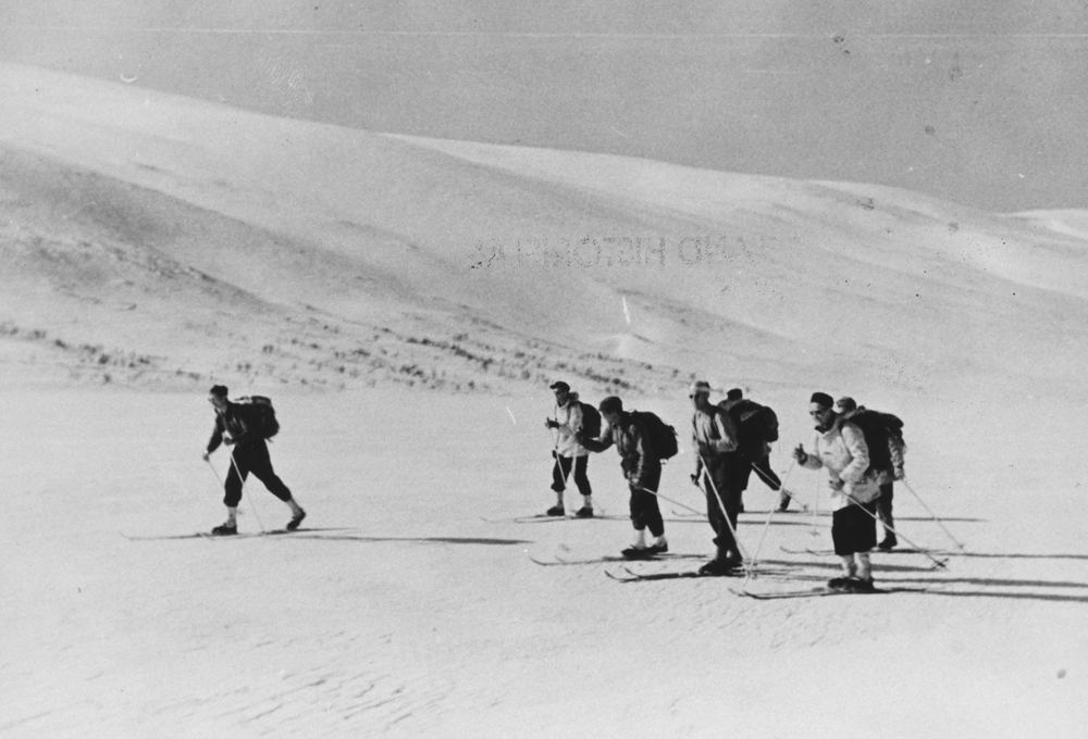 På Arevattnet i Sverige, grensen, depottur på ski under krigen.
Fra venstre: A.Andersen, O.Moen, A.Gundersen, A.Hagstad, J.Simskar, A.Salvesen og G.Nordal.