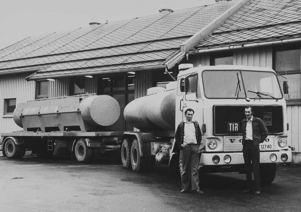 Volvo tankbil laster melk ved Vefsn Meieri for transport til Finnmark.