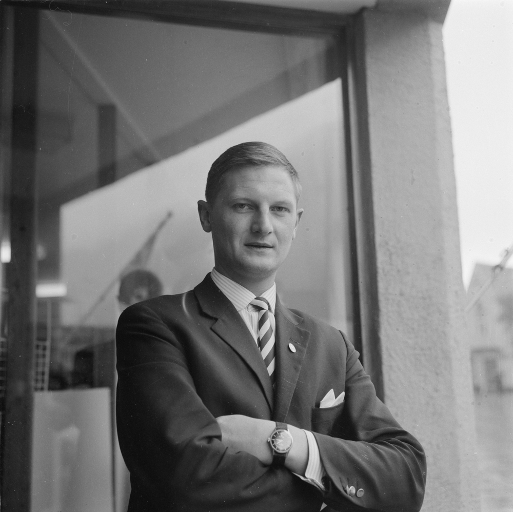 Torbjørn Lund utenfor forretningen.